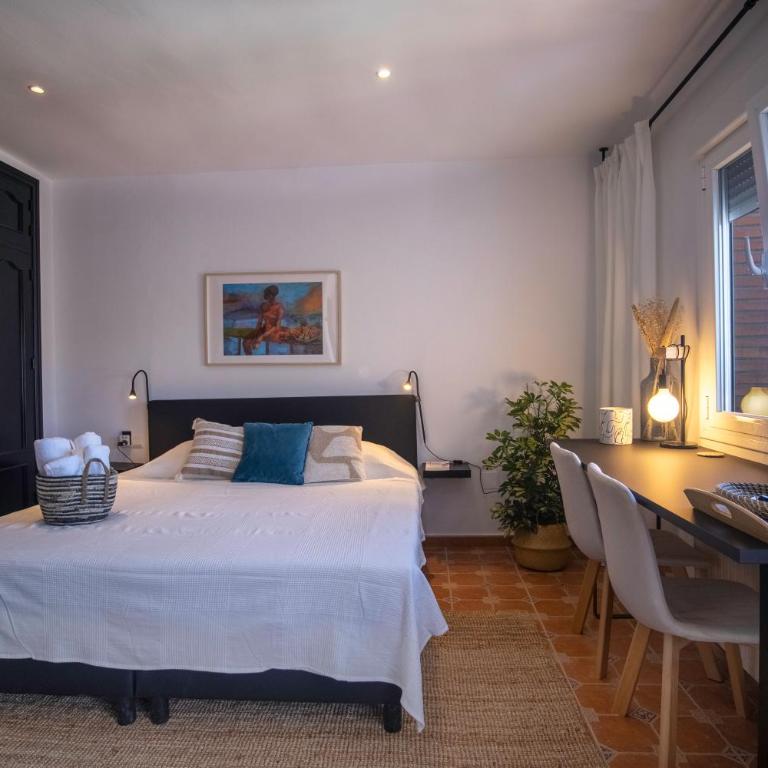 Malaga Hills Boutique Wellness and Hikers Eco-Hotel Adults Only - Habitación con cama extragrande y balcón - 2