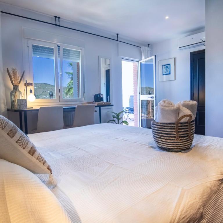 Malaga Hills Boutique Wellness and Hikers Eco-Hotel Adults Only - Habitación con cama extragrande y balcón - 4