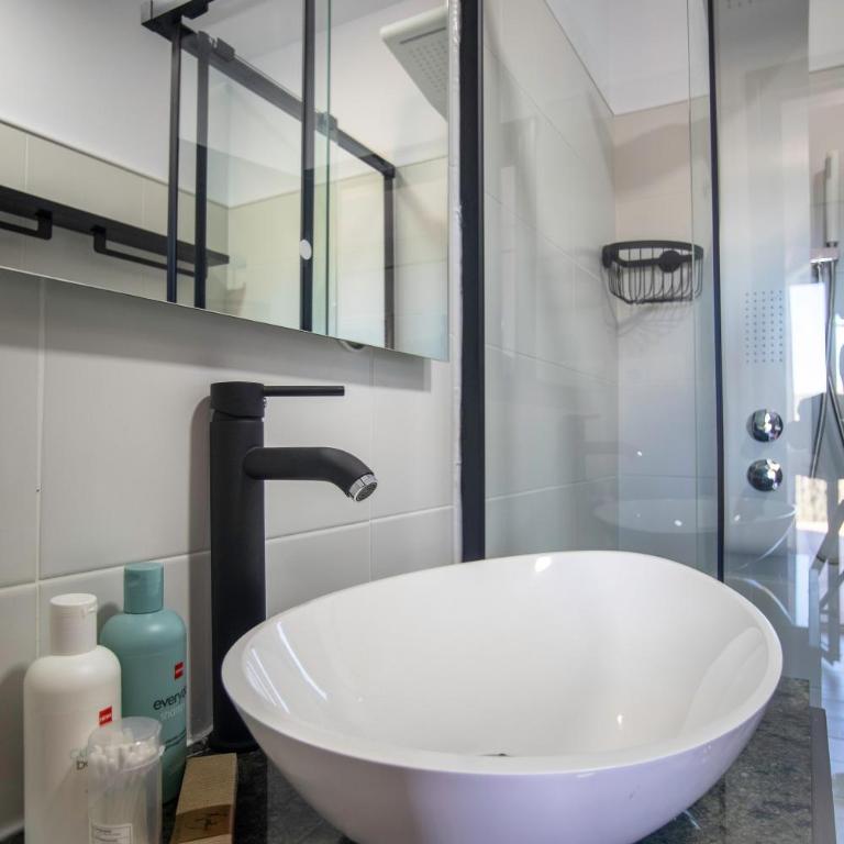 Malaga Hills Boutique Wellness and Hikers Eco-Hotel Adults Only - Habitación con cama extragrande y balcón - 5