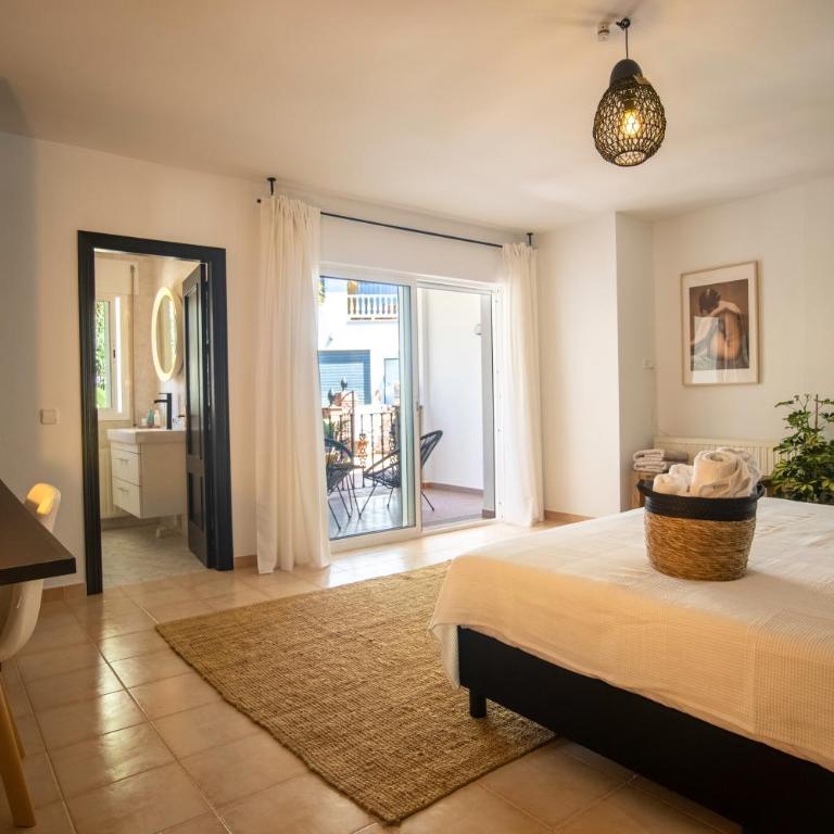 Malaga Hills Boutique Wellness and Hikers Eco-Hotel Adults Only - Habitación con cama extragrande y balcón - 2