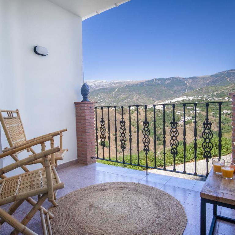 Malaga Hills Boutique Wellness and Hikers Eco-Hotel Adults Only - Habitación con cama extragrande y balcón - 7