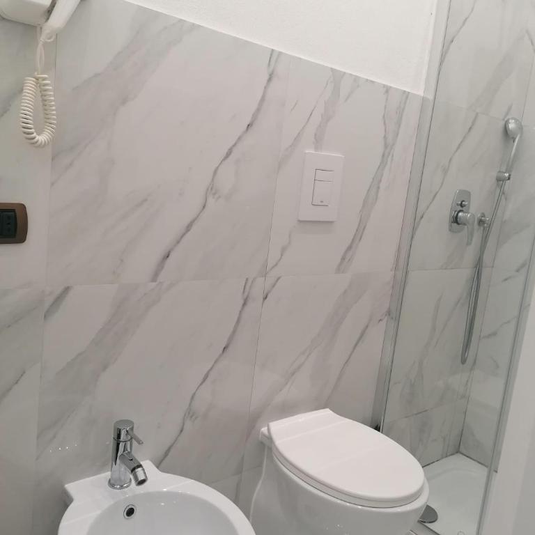 Residence Appartamenti Santa Teresa a Chiaia - Camera Matrimoniale con Bagno Privato - 6