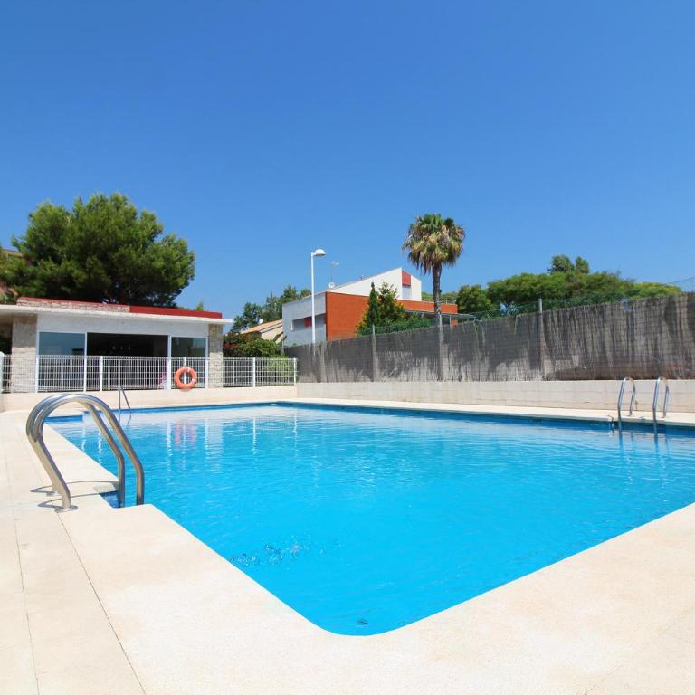 Global Vacacional, Apartamento con terraza y piscina a un paso de la playa - Apartment - 1