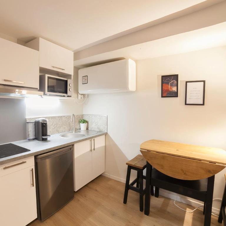 PRESTIGELOC - 3 Studios au Choix - 2 avec Sauna privé gratuit, 1 avec 3 Couchages, Centre-ville - Appartamento con Sauna - 4