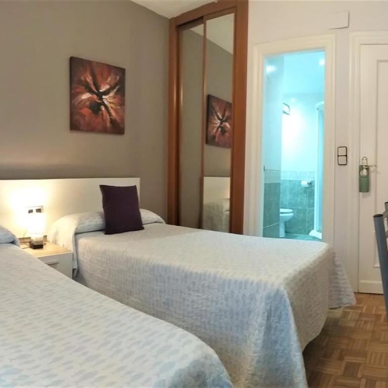 Hostal Meson Del Barro - Alojamientos Pamplona - Habitación Doble - 2 camas - 9