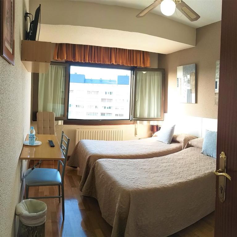 Hostal Meson Del Barro - Alojamientos Pamplona - Habitación Doble - 2 camas - 12