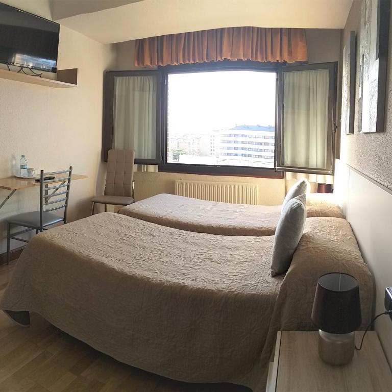 Hostal Meson Del Barro - Alojamientos Pamplona - Habitación Doble - 2 camas - 11
