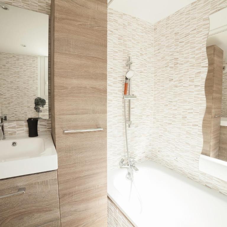 PRESTIGELOC - 3 Studios au Choix - 2 avec Sauna privé gratuit, 1 avec 3 Couchages, Centre-ville - Monolocale Familiare - 8