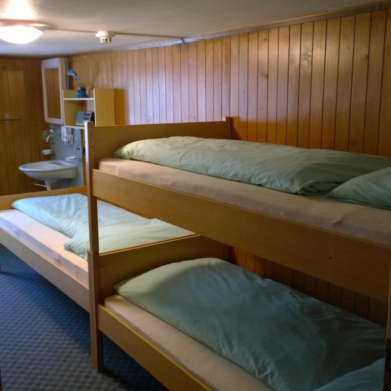 Swiss Lodge Hotel Bernerhof - Basic Dreibettzimmer mit Gemeinschaftsbad - 1