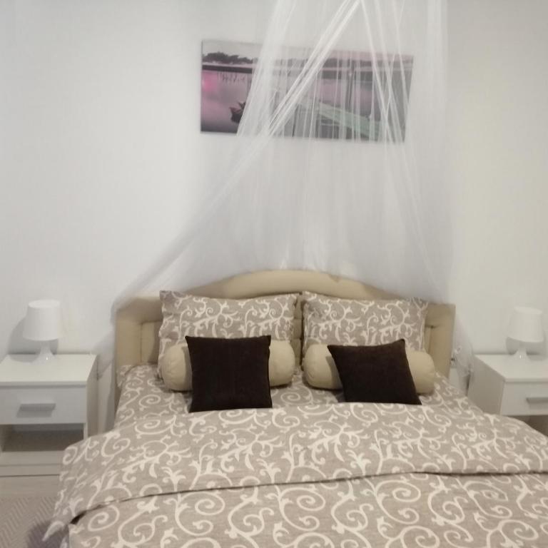 Lara Lux - One-Bedroom Apartment - 19