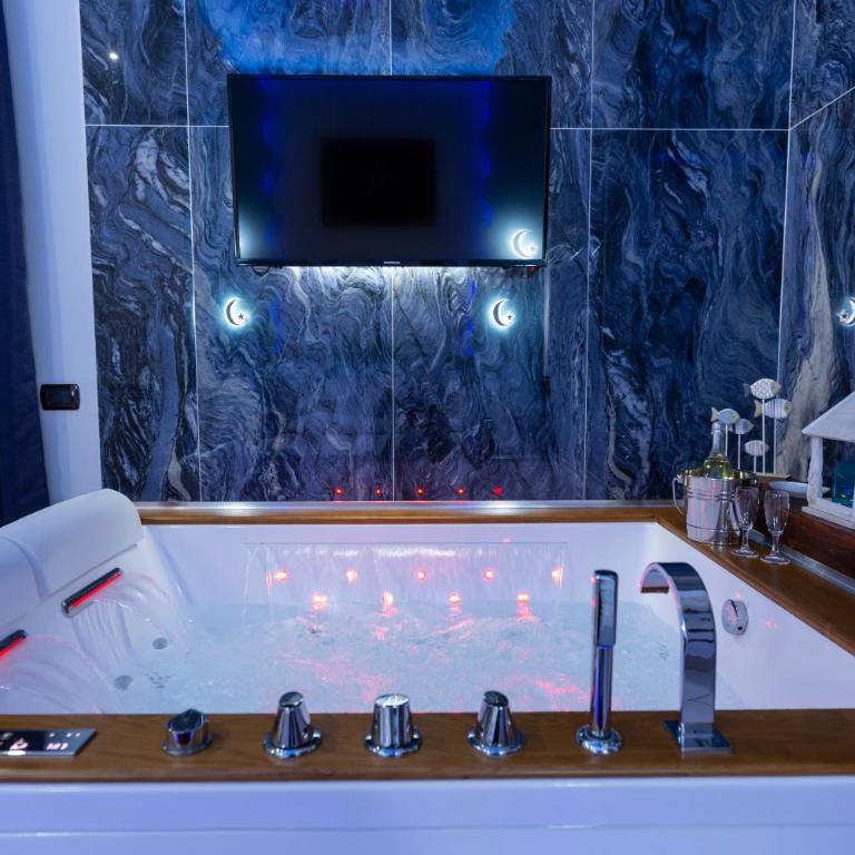Pompei Luxury Rooms - Suite Deluxe con Vasca Idromassaggio - 12