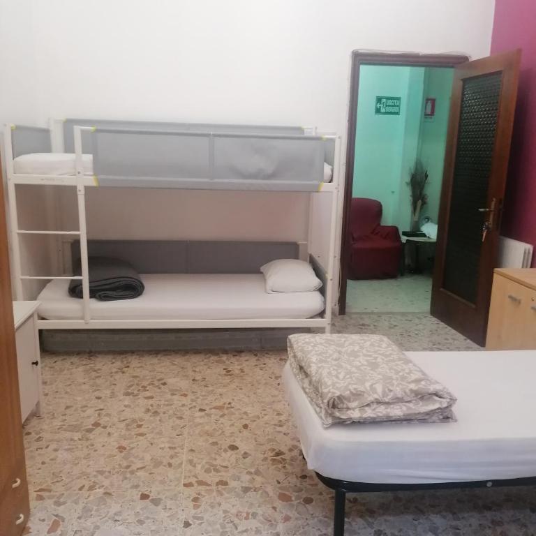 Dream Destination Rome - Camera Tripla Economy con Bagno in Comune - 12