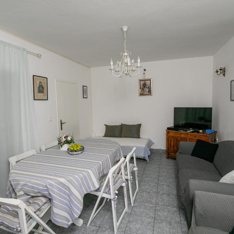 Beachfront House Jovan - Vacation Home - 24