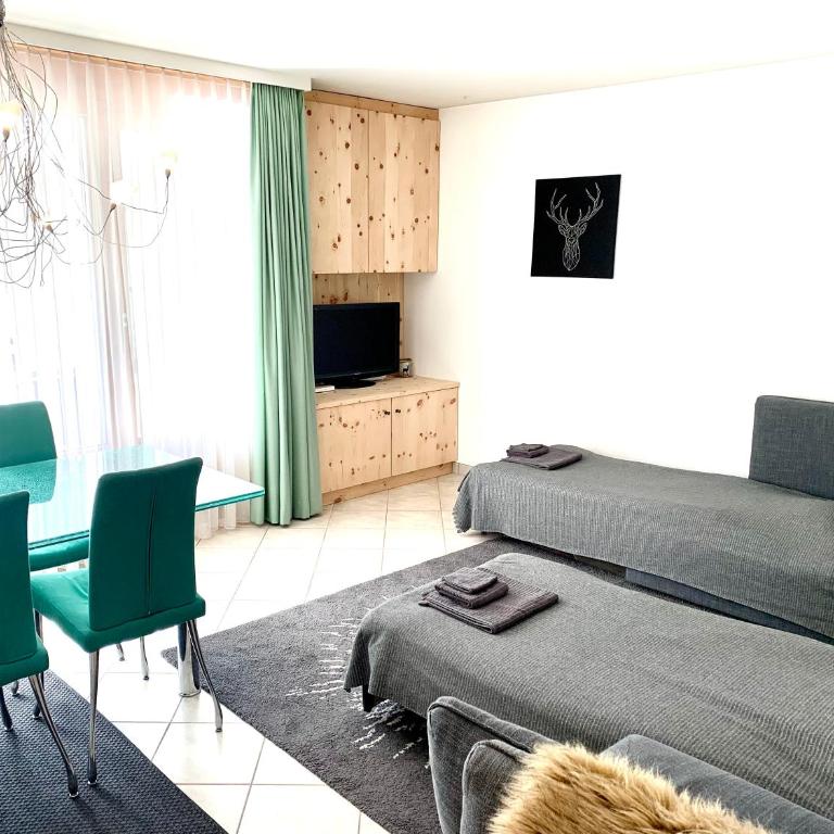 Holiday Apartment Gian - close to the Kongresshaus, the ice hockey stadium, cross-country skiing, the Eau-la-la indoor pool and wellness, large supermarket, 2 bus stops, with an indoor garage and fully equipped - Apartment mit 1 Schlafzimmer - 48