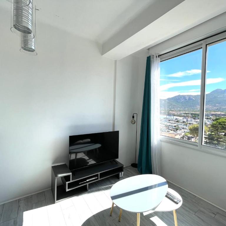 Calvi T2 climatisé, wifi, centre-ville, à proximité plage, commerces, taxi & gare, vue plage & montagne - Appartement 1 Chambre - 11