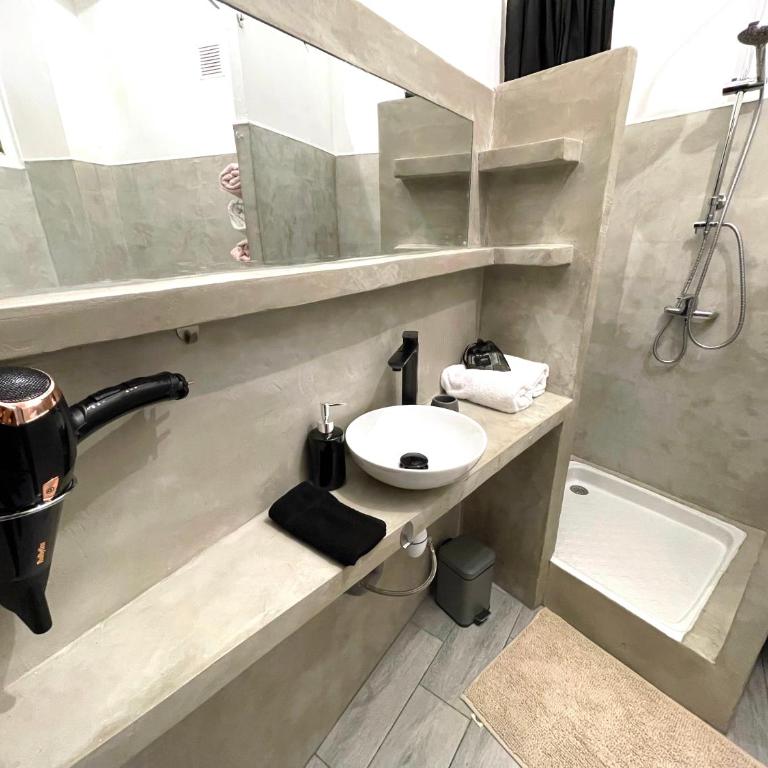Calvi T2 climatisé, wifi, centre-ville, à proximité plage, commerces, taxi & gare, vue plage & montagne - Appartement 1 Chambre - 24