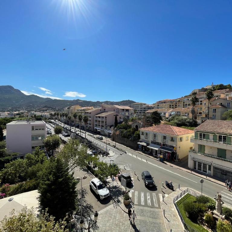 Calvi T2 climatisé, wifi, centre-ville, à proximité plage, commerces, taxi & gare, vue plage & montagne - Appartement 1 Chambre - 21