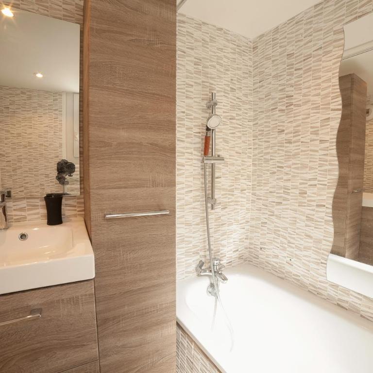PRESTIGELOC - 3 Studios au Choix - 2 avec Sauna privé gratuit, 1 avec 3 Couchages, Centre-ville - Monolocale Familiare - 10