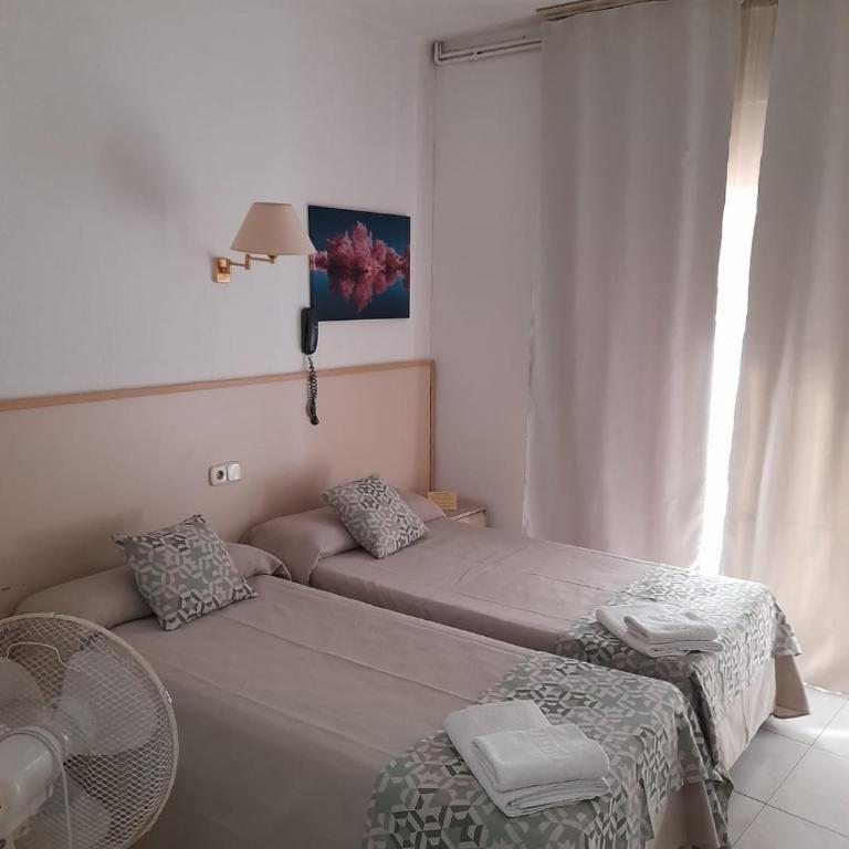 Hostal Alhambra Tarragona - Habitación Doble con balcón y baño compartido - 1 o 2 camas - 8