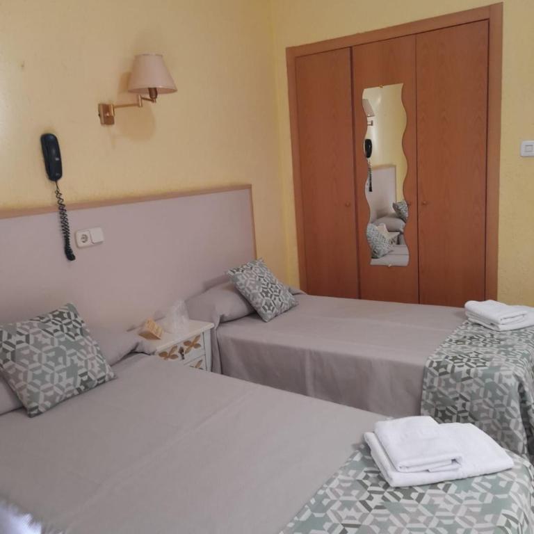 Hostal Alhambra Tarragona - Habitación Doble con balcón y baño compartido - 1 o 2 camas - 5