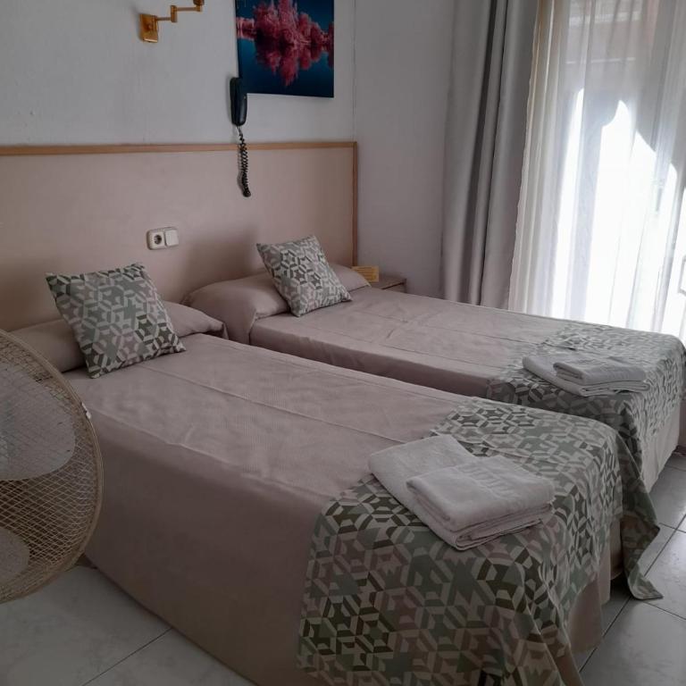 Hostal Alhambra Tarragona - Habitación Doble con balcón y baño compartido - 1 o 2 camas - 13
