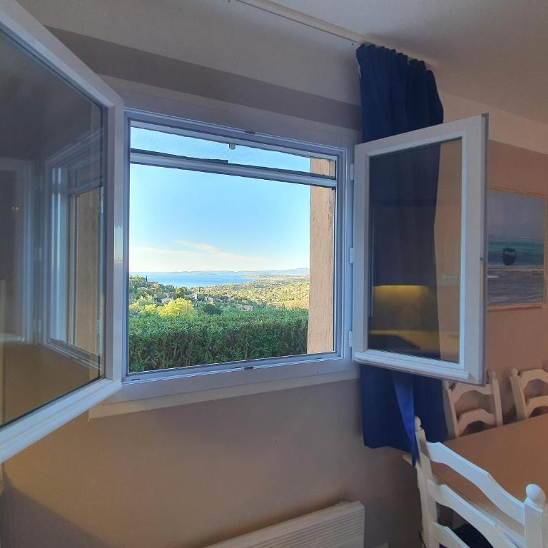 Les ISSAMBRES appart 6 pers grande terrasse superbe vue mer et golfe de saint Tropez, piscine - Appartement 2 Chambres - 19