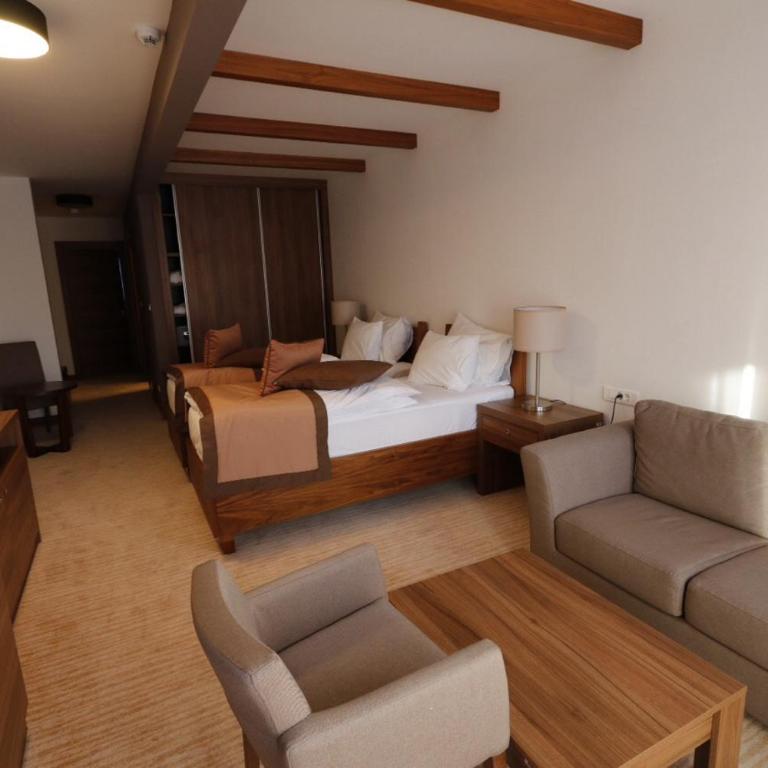 Apartman Tijana - privatni apartman B133 hotel Vučko - Three-Bedroom Apartment - 1