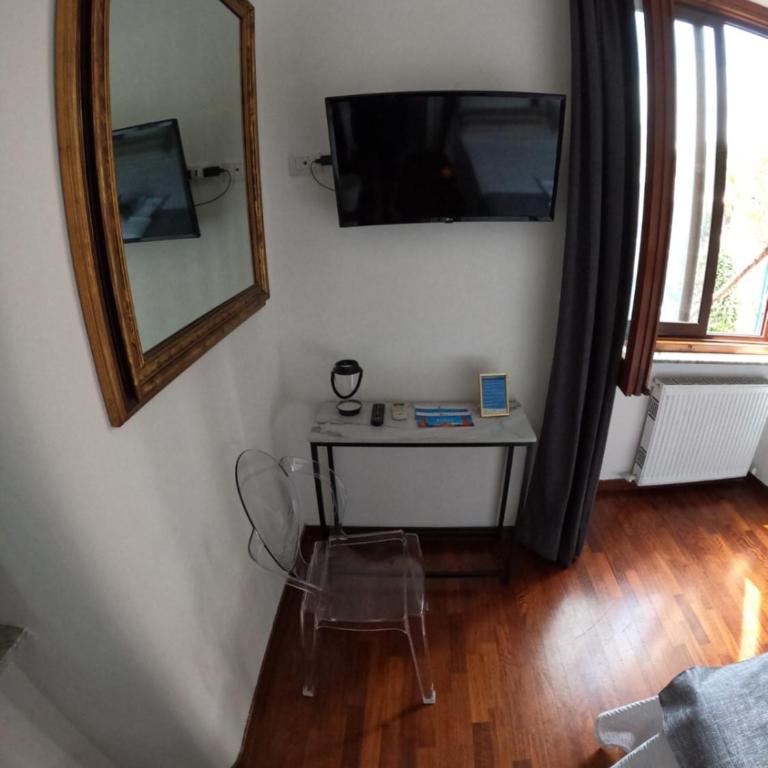 EMI's Guest House - Double Room - 4
