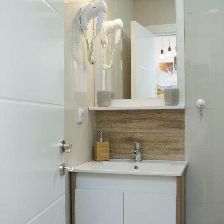 Dvori Sky View E13 Kopaonik - free private parking - One-Bedroom Apartment with Terrace - 13