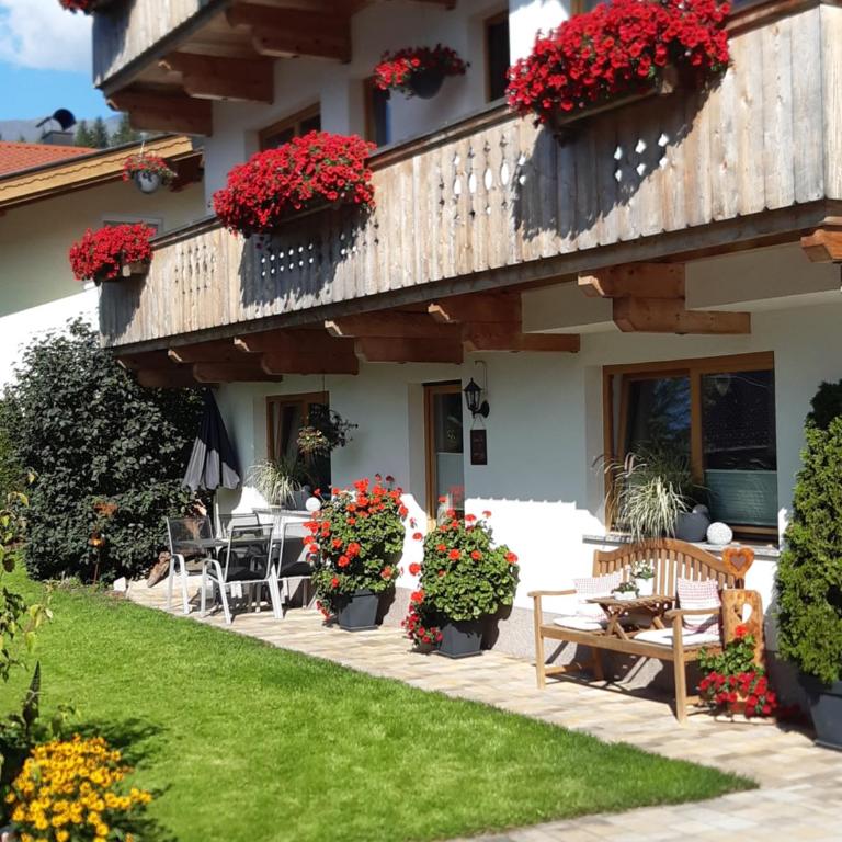 Haus Roland - Apartment with Garden - 4