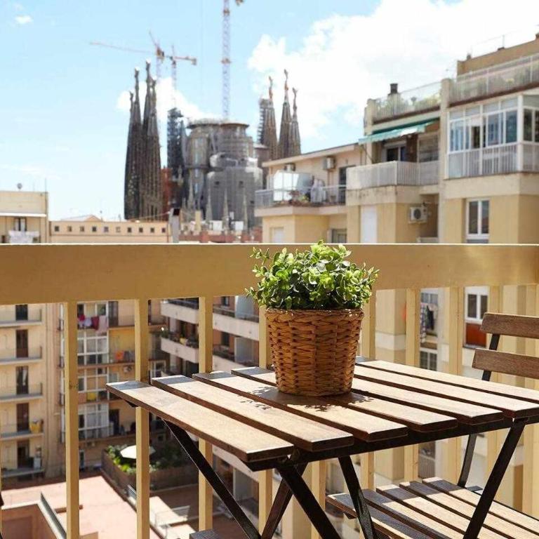 SAGRADA FAMILIA VIEWS Nos preocupa su seguridad. - Three-Bedroom Apartment (5 Adults) - 6