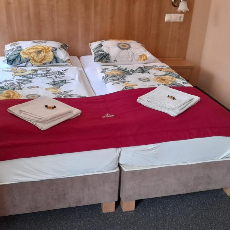 Jasmin Pension Central Location Shared Kitchen Pet Friendly - Doppelzimmer mit eigenem Bad - 5