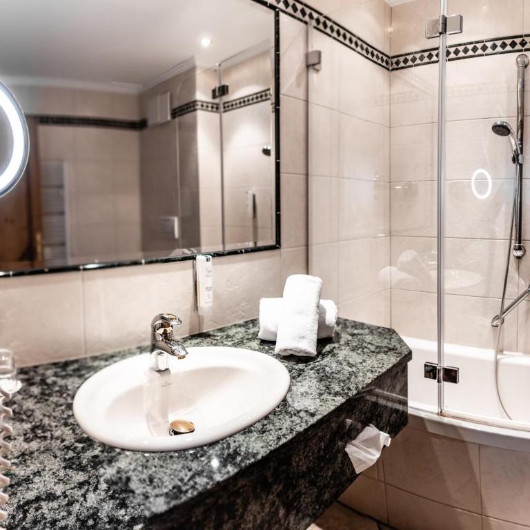 Hotel Hubertushof - Deluxe Doppelzimmer mit Parkplatz- oder Gartenblick - 4