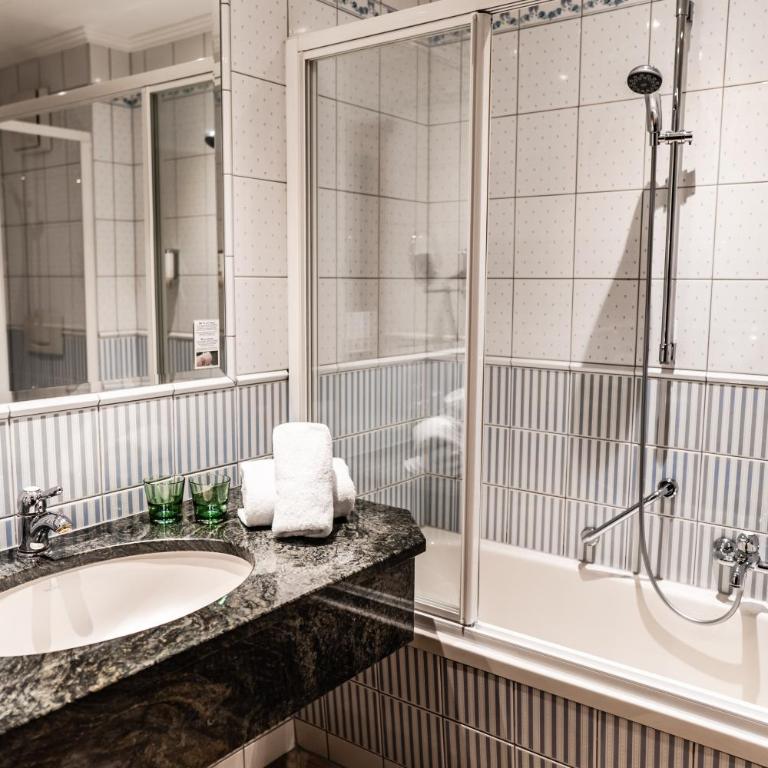 Hotel Hubertushof - Doppelzimmer mit Straßenblick - 1
