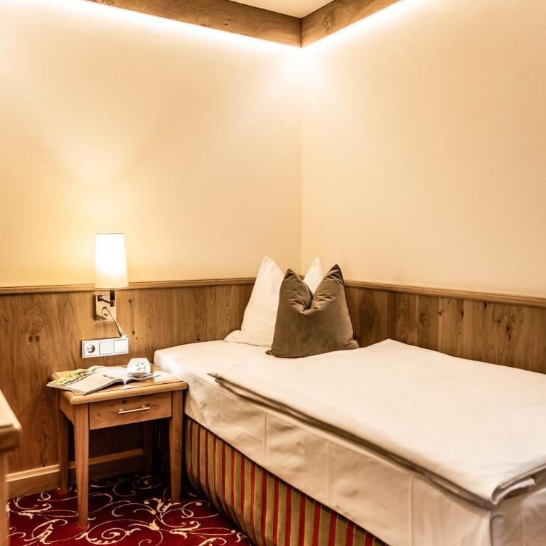 Hotel Hubertushof - Dreibettzimmer mit Straßenblick - 2