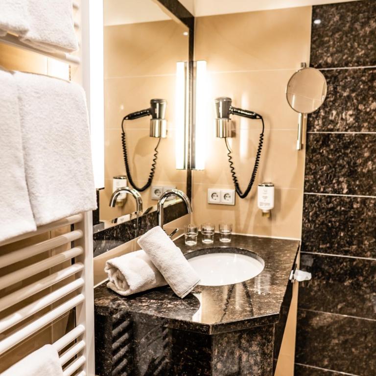 Hotel Hubertushof - Dreibettzimmer mit Straßenblick - 3