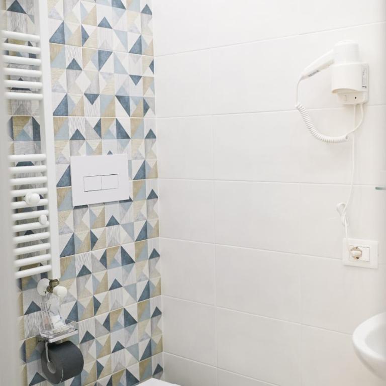 MAGICA B&B - Camera Matrimoniale/Doppia con Letti Singoli con Bagno Privato - 5