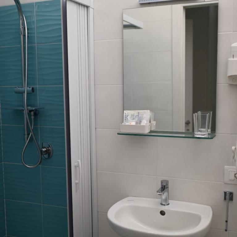 MAGICA B&B - Camera Matrimoniale/Doppia con Letti Singoli con Bagno Privato - 4