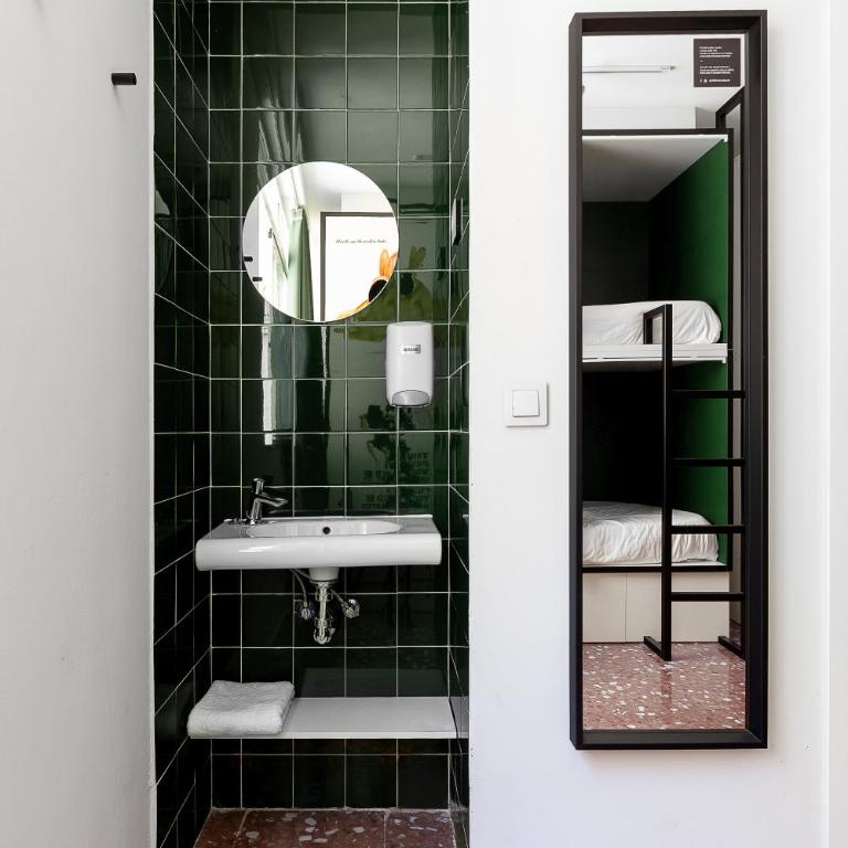 2060 The Newton Hostel - Bed in 4-Bed Mixed Dormitory Room with Bathroom - 5