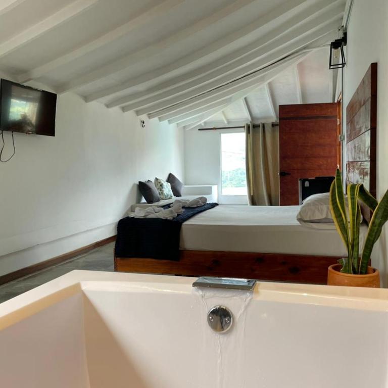 All Natural Glamping - Habitación con cama grande y bañera de hidromasaje - 1
