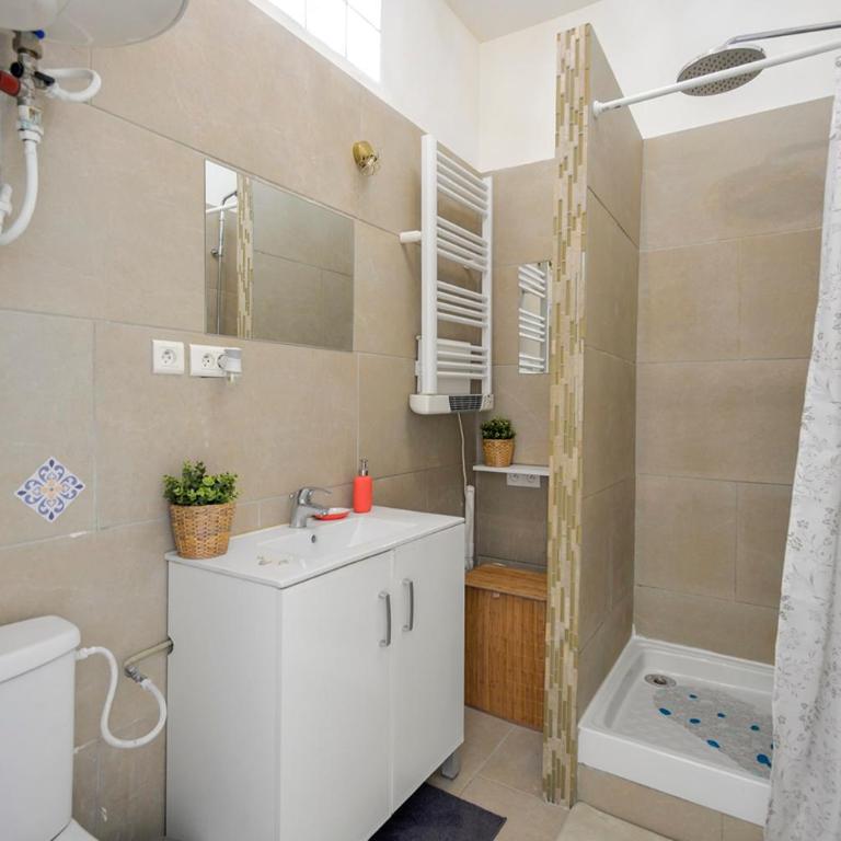 Chic And Modern Apt 5 Min From The Beach - Appartement - 8