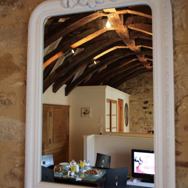 Le Grenier du Chapitre son loft avec les poutres et l'appartement une chambre sans les poutres - Loft - 10