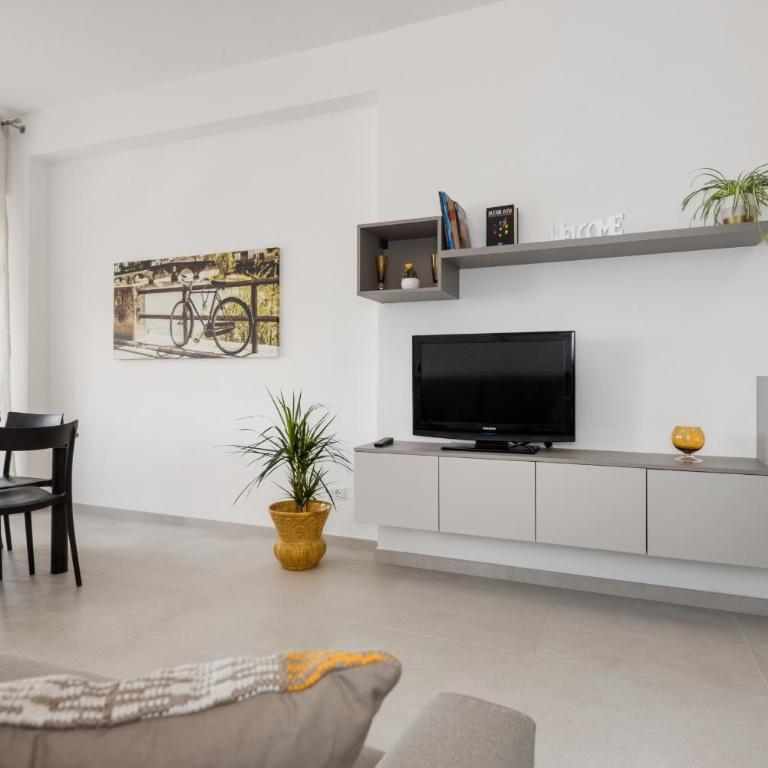 Civico40 Luminoso appartamento con balconi e garage privato - Two-Bedroom Apartment - 3