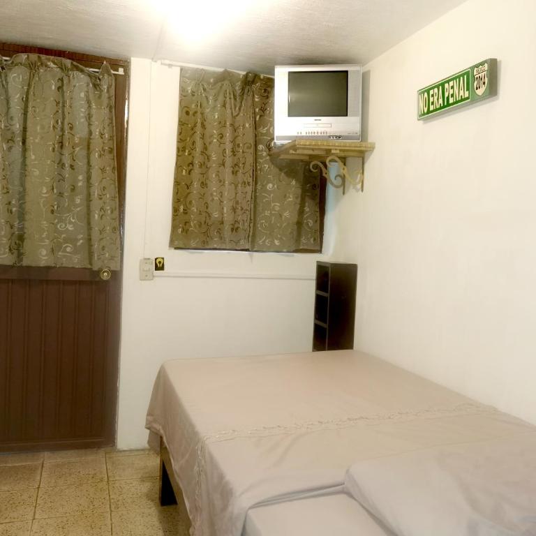 The Roof Backpackers - Double Room with Shared Bathroom - 3