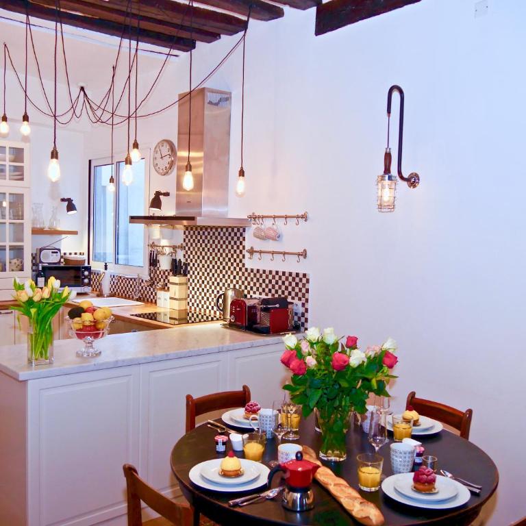 FULLY RENOVATED very quiet charming 2bed/2bath flat in the Marais sleeps up to 4 - Appartement 2 Chambres - 1