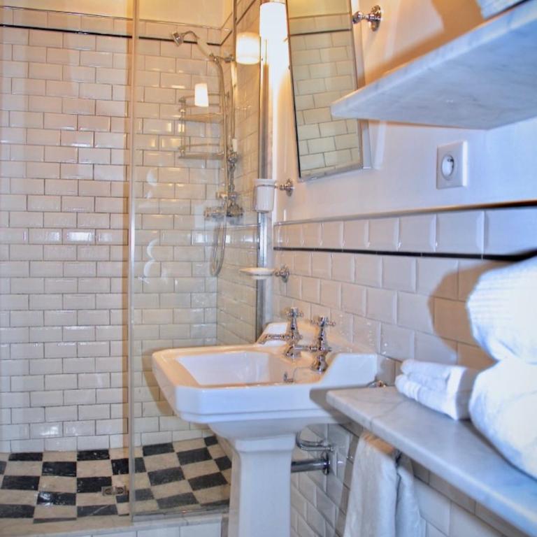 FULLY RENOVATED very quiet charming 2bed/2bath flat in the Marais sleeps up to 4 - Appartement 2 Chambres - 2