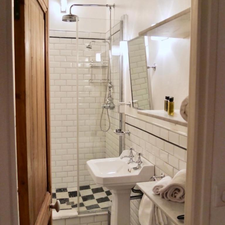 FULLY RENOVATED very quiet charming 2bed/2bath flat in the Marais sleeps up to 4 - Appartement 2 Chambres - 3