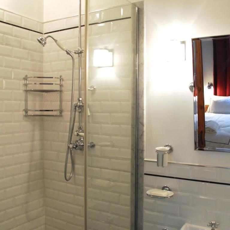 FULLY RENOVATED very quiet charming 2bed/2bath flat in the Marais sleeps up to 4 - Appartement 2 Chambres - 4