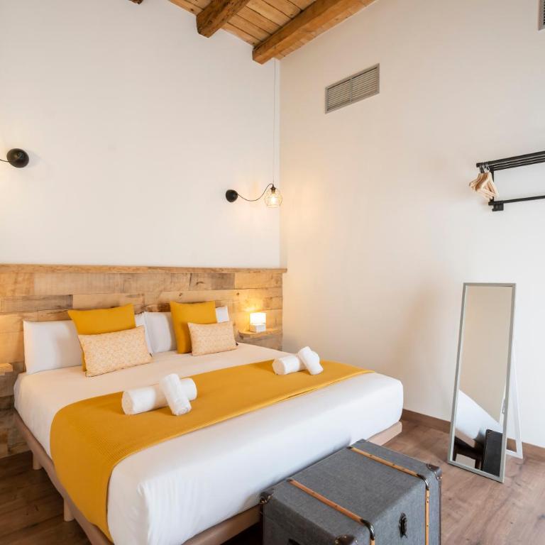 Dobo Azacanes Hostal - Habitación con cama extragrande y balcón - 3