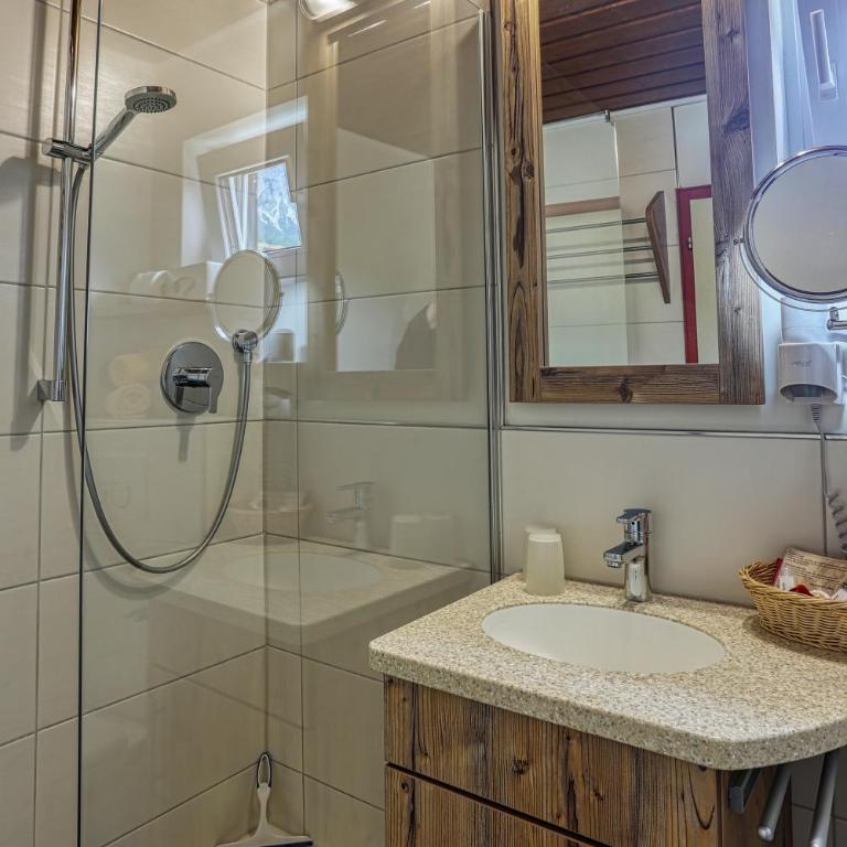 Zum Senn - Hotel Garni - Doppelzimmer mit Balkon - 11